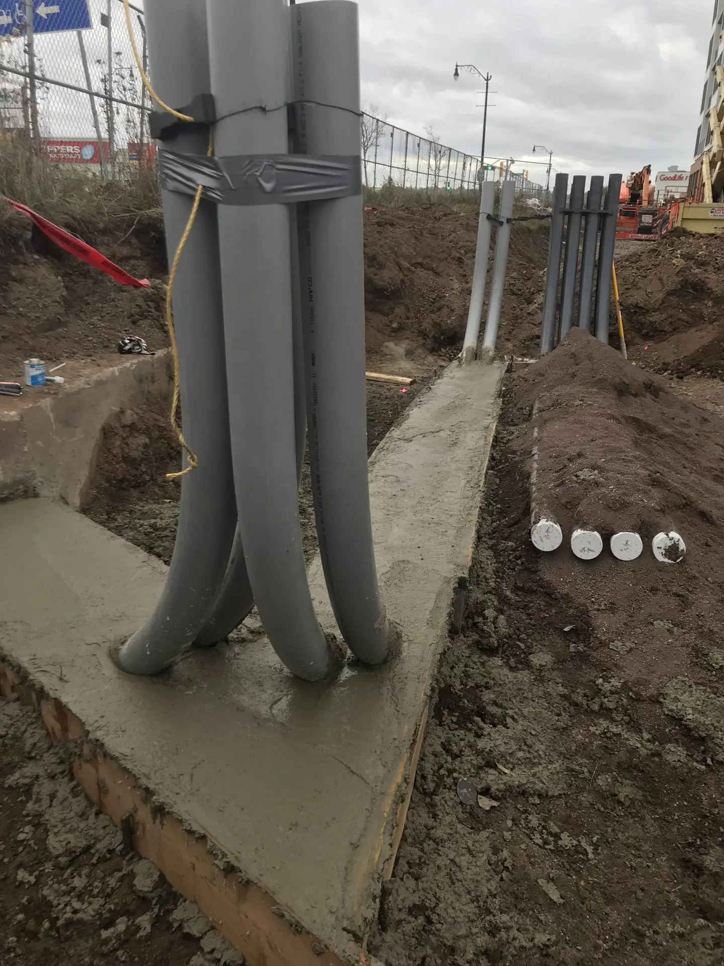 Des conduits souterrains sortant du sol sur un chantier de LuMar Electric